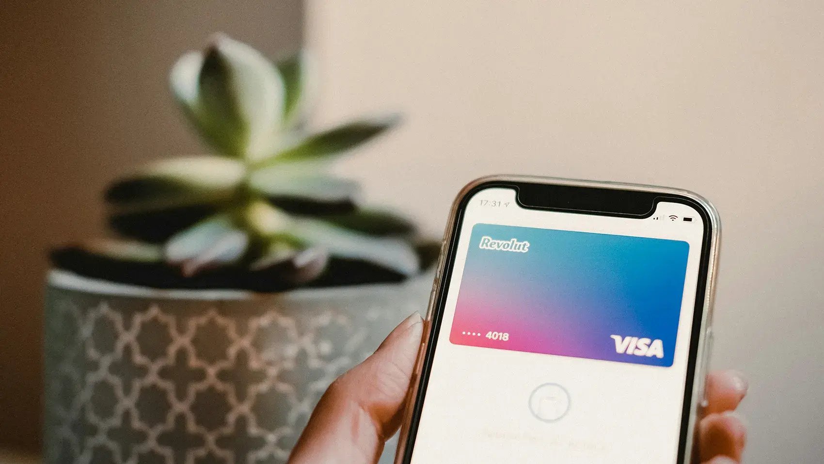 Revolut-card-mobile-phone-sophie-dupau-unsplash